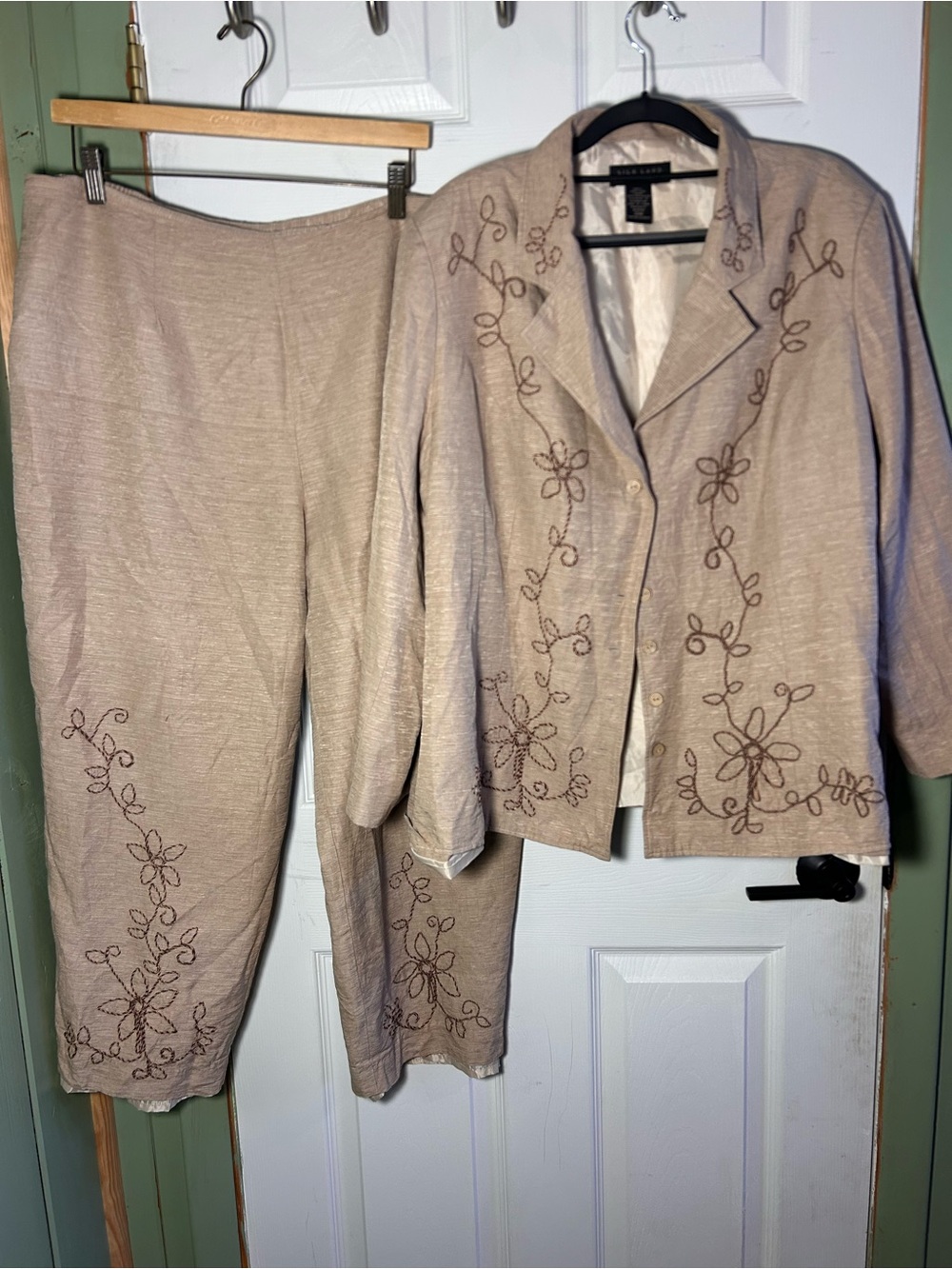 SilkLand Beige Embroidered Floral Pantsuit